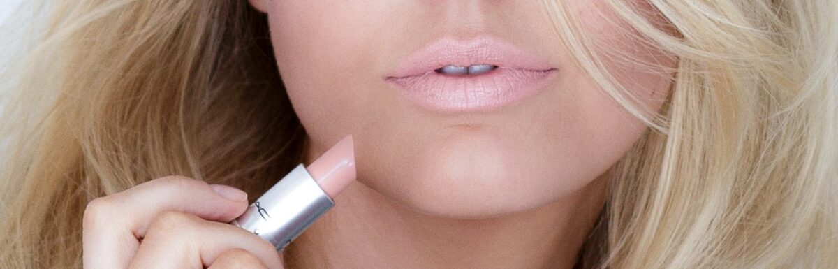 MAC Cut a Caper Lipstick
