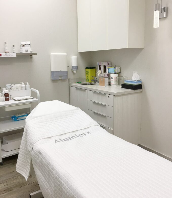 The Q Max Facial is a breakthrough non-invasive skincare treatment and shows real results in as little as an hour. I tried it and here's my experience!